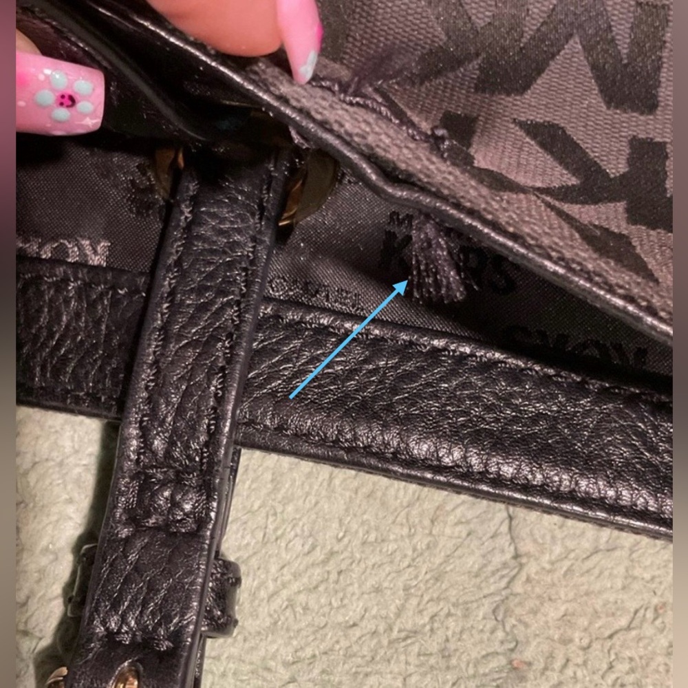 SOLD Michael Kors MK tote in black. Pre-loved 2013. - Picture 7 of 10